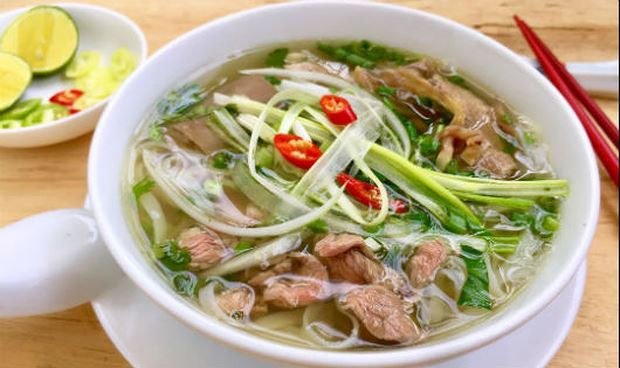 Một trong những món ăn yêu thích của ông Park Hang Seo tại Việt Nam là phở bò. Từ khi trở thành HLV trưởng của đội tuyển Việt Nam từ cuối năm 2017, ông Park Hang Seo sống cùng vợ trong khu nhà chuyên gia VFF tại Mỹ Đình, Hà Nội. Do khá hợp ẩm thực Việt Nam, vợ chồng ông thường xuyên ăn phở bò. Ảnh: Internet.