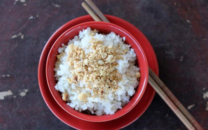 Cơm trắng muối vừng là một món ăn vô cùng đơn giản, dân dã của người Việt thế nhưng theo chia sẻ của các thành viên trong đoàn, HLV Park Hang-seo rất thích món này. Ảnh: Internet.