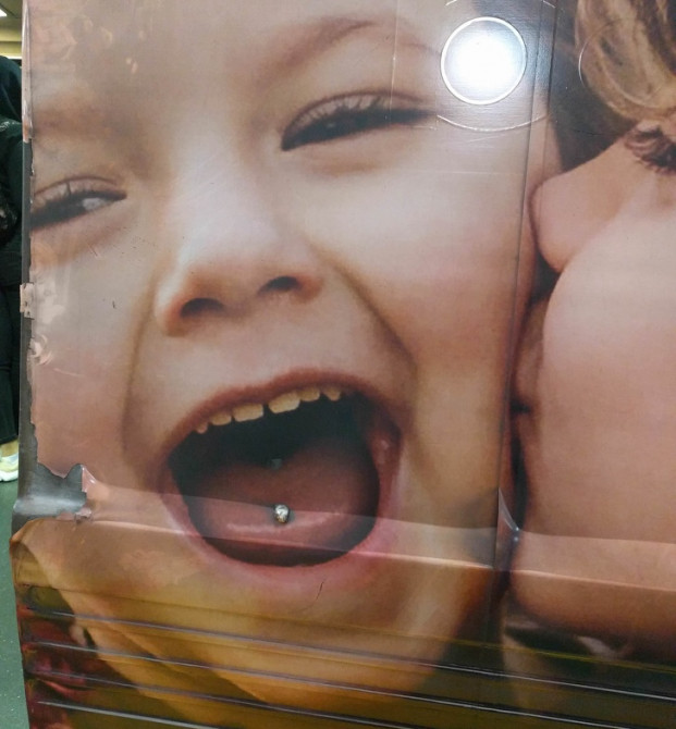 Bé gái trông như xỏ khuyên lưỡi.