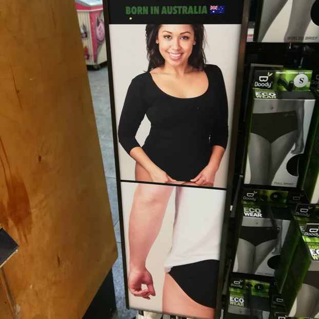 Treo poster cũng cần lưu ý đấy.