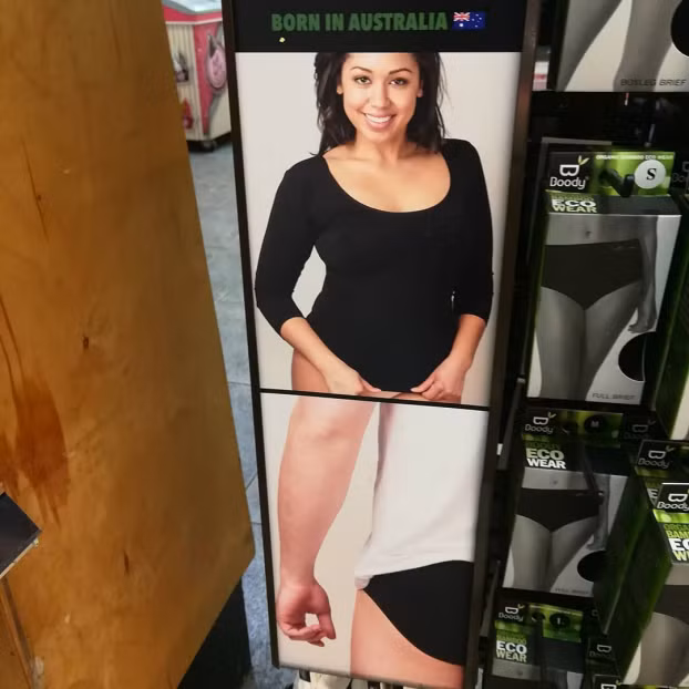 Treo poster cũng cần lưu ý đấy.