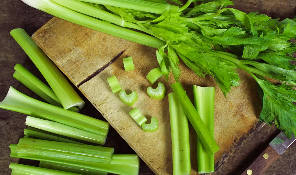 Cần tây: Chất xơ trong cần tây còn giúp cơ thể no lâu hơn, từ đó giảm cơn thèm ăn. Bên cạnh đó, cần tây cũng có tác dụng lợi tiểu, cân bằng huyết áp ổn định và ngăn ngừa triệu chứng sưng tấy, phù nề trên da.