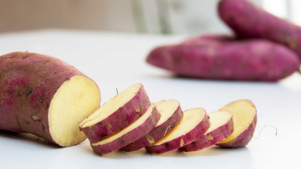 Khoai lang có thể ngăn ngừa quá trình chuyển hóa thành chất béo tích tụ trong cơ thể. Bạn có thể ăn khoai lang vào bữa sáng thay cho các khẩu phần ăn thông thường.