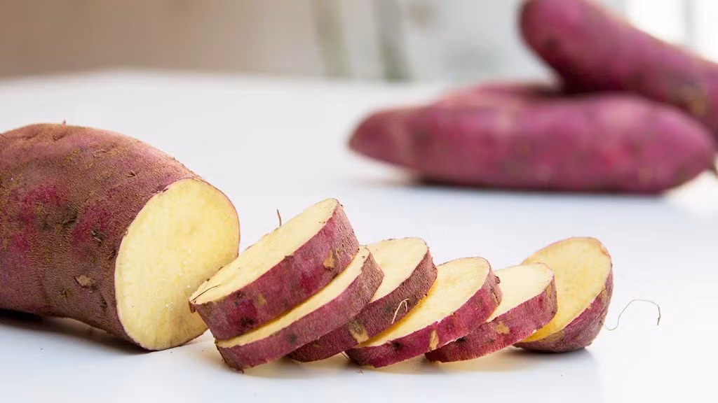 Khoai lang có thể ngăn ngừa quá trình chuyển hóa thành chất béo tích tụ trong cơ thể. Bạn có thể ăn khoai lang vào bữa sáng thay cho các khẩu phần ăn thông thường.