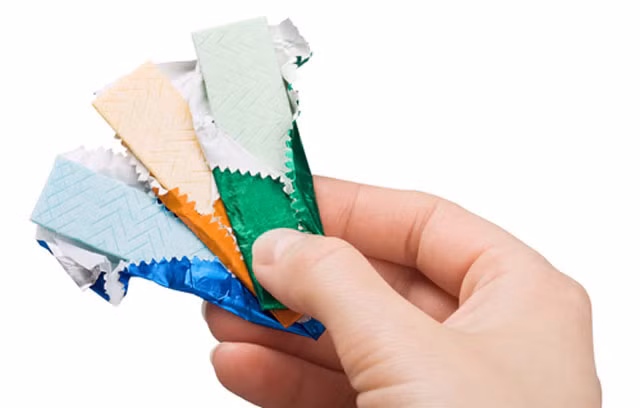 Kẹo cao su: Nhai kẹo cao su vào mỗi sáng là phương pháp tập thể dục cho cơ mặt, đồng thời đó cũng là cách giảm béo mặt hiệu quả. Tuy nhiên bạn nên nhớ chỉ ăn kẹo cao su không đường hoặc rất ít đường.