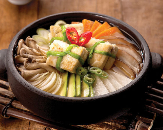 Món lẩu là sự hòa quyện giữa nước dùng có vị ngọt thanh, cay nhẹ và các thành phần đi kèm. Ảnh: AgraFood.