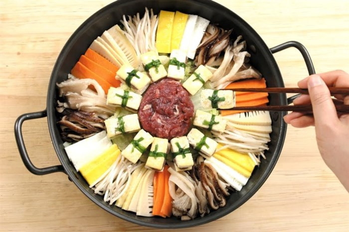 Ngoài đậu phụ, món lẩu đậu phụ Dubu jeongol còn có thịt bò, nấm và nước dùng ngọt. Với độ nóng và cay, lẩu đậu phụ đặc biệt thích hợp với tiết trời ngày đông. Ảnh: Korean Food.