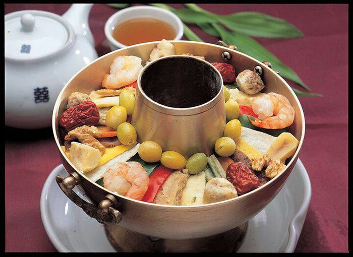 Nguyên liêu chính cho món lẩu Sinseollo gồm có thịt bò, cá, trứng rán, gà, bào ngư... và các loại rau củ như cà rốt, cần...Hầu hết các thực phẩm đều được rán trước khi đưa vào nồi lẩu. Ảnh: Pinterest.