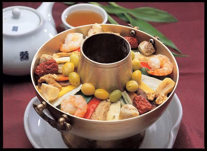 Nguyên liêu chính cho món lẩu Sinseollo gồm có thịt bò, cá, trứng rán, gà, bào ngư... và các loại rau củ như cà rốt, cần...Hầu hết các thực phẩm đều được rán trước khi đưa vào nồi lẩu. Ảnh: Pinterest.