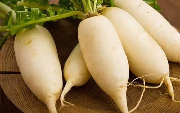 Nước củ cải: Có tác dụng làm trắng và mịn da. Lấy khoảng 1kg của cải tươi, rửa sạch, đem xay lấy nước. Mỗi ngày uống 2 -3 cốc nước củ cải tươi, liên tục trong vài tháng sẽ cải thiện làn da. Nước củ cải tươi thích hợp với người da ngăm đen, khô ráp.