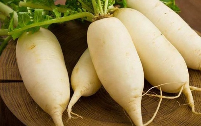 Nước củ cải: Có tác dụng làm trắng và mịn da. Lấy khoảng 1kg của cải tươi, rửa sạch, đem xay lấy nước. Mỗi ngày uống 2 -3 cốc nước củ cải tươi, liên tục trong vài tháng sẽ cải thiện làn da. Nước củ cải tươi thích hợp với người da ngăm đen, khô ráp.