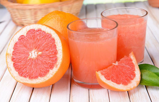 Nước ép bưởi: Bưởi chứa một lượng lớn vitamin C. Vitamin C giúp da chống lại các gốc tự do sinh ra bởi tia cực tím, tránh sự xuất hiện của tàn nhang, thúc đẩy sự trao đổi chất, góp phần ngăn ngừa lão hóa da. Uống nước ép bưởi thường xuyên không chỉ khiến cho da trắng mịn mà còn làm mờ sẹo thâm, giúp các vết thương mau lành.