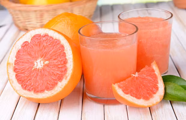 Nước ép bưởi: Bưởi chứa một lượng lớn vitamin C. Vitamin C giúp da chống lại các gốc tự do sinh ra bởi tia cực tím, tránh sự xuất hiện của tàn nhang, thúc đẩy sự trao đổi chất, góp phần ngăn ngừa lão hóa da. Uống nước ép bưởi thường xuyên không chỉ khiến cho da trắng mịn mà còn làm mờ sẹo thâm, giúp các vết thương mau lành.