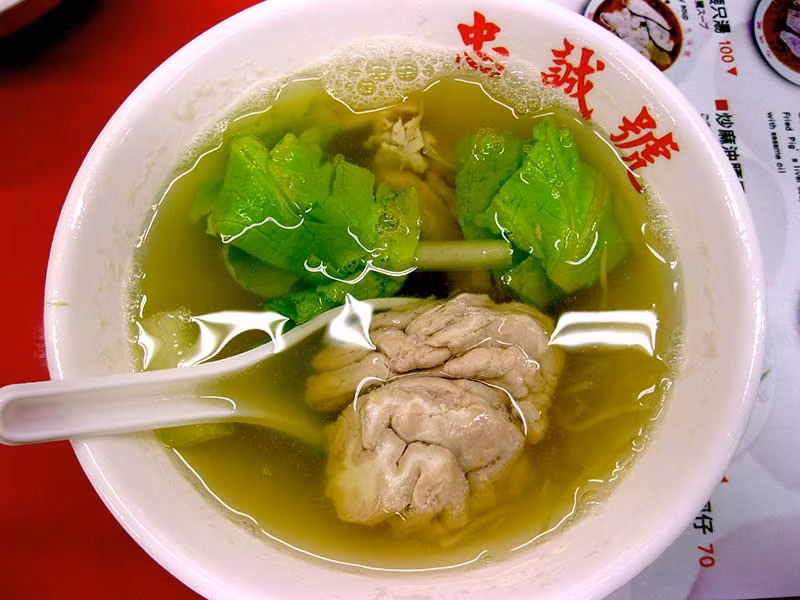 Nếu bạn là thực khách nghiện món súp óc heo ở Việt Nam thì cũng sẽ phải bị "đơ" vài giây khi thấy món ăn kinh dị này.