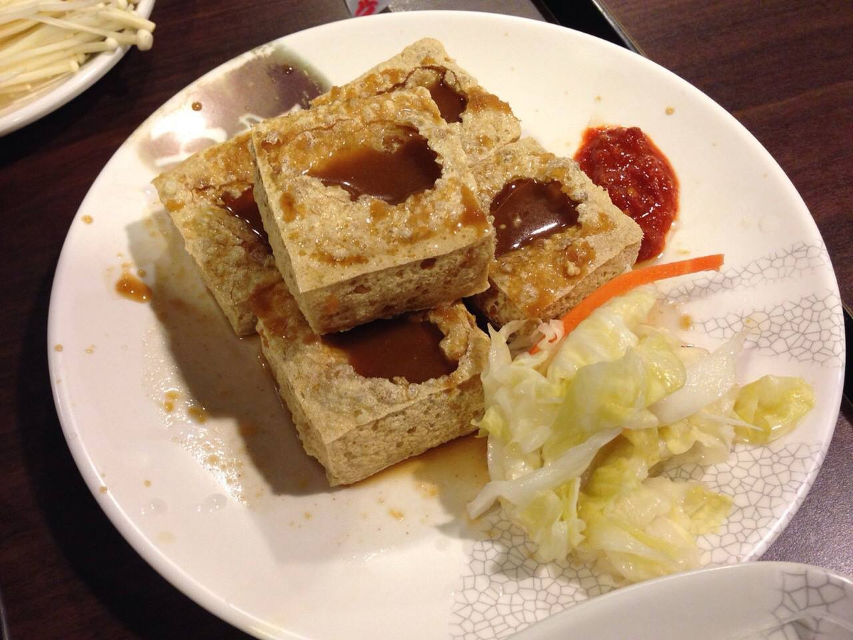 Đậu hủ thúi: Tuy có nguồn gốc từ Trung Quốc nhưng đậu hủ thúi cũng là một món rất phổ biến ở Singapore. Theo như lời kể của những người đã từng ăn thì đậu hủ thúi cực kì béo và ngon vượt mặt đậu hủ thường. Tuy nhiên, để thưởng thức bạn phải chịu một mùi hôi kinh khủng gần giống mùi cống.