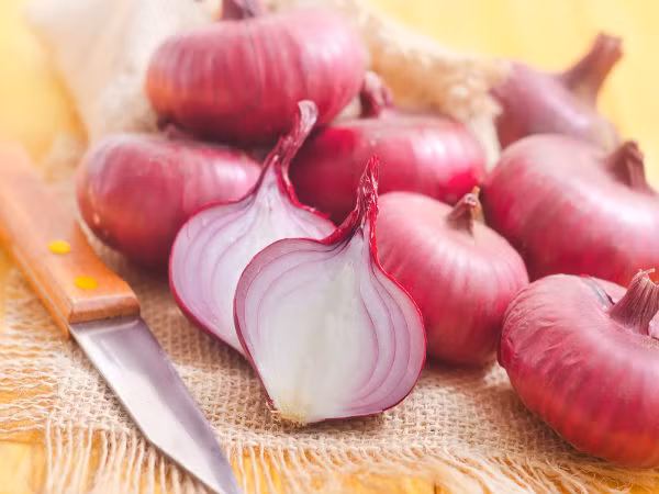 Hành tây: Trong hành tây có chứa onion một hợp chất lưu huỳnh chống lại ký sinh trùng. Uống hai thìa nước ép hành tây hai lần một ngày trong hai tuần, điều này sẽ giết ký sinh trùng trong đường ruột của bạn.