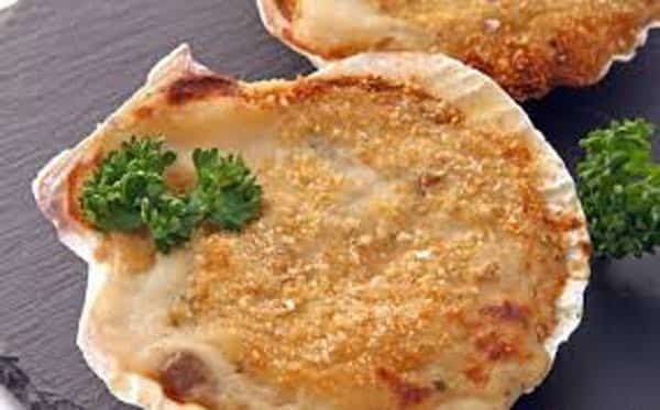 Coquilles Saint-Jacques là món ăn Giáng sinh không thể thiếu của nước Pháp. Món ăn được chế biến từ sò điệp, bơ và rau thơm.