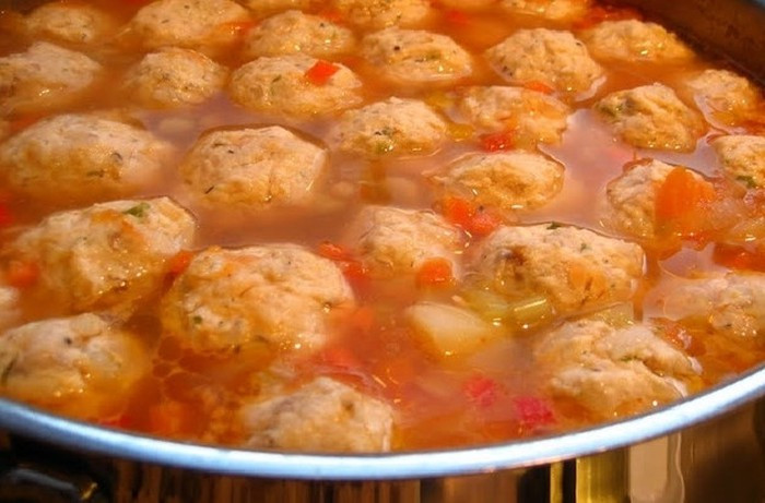 Canh thịt viên không thể thiếu trong đêm Giáng sinh của người Romania.