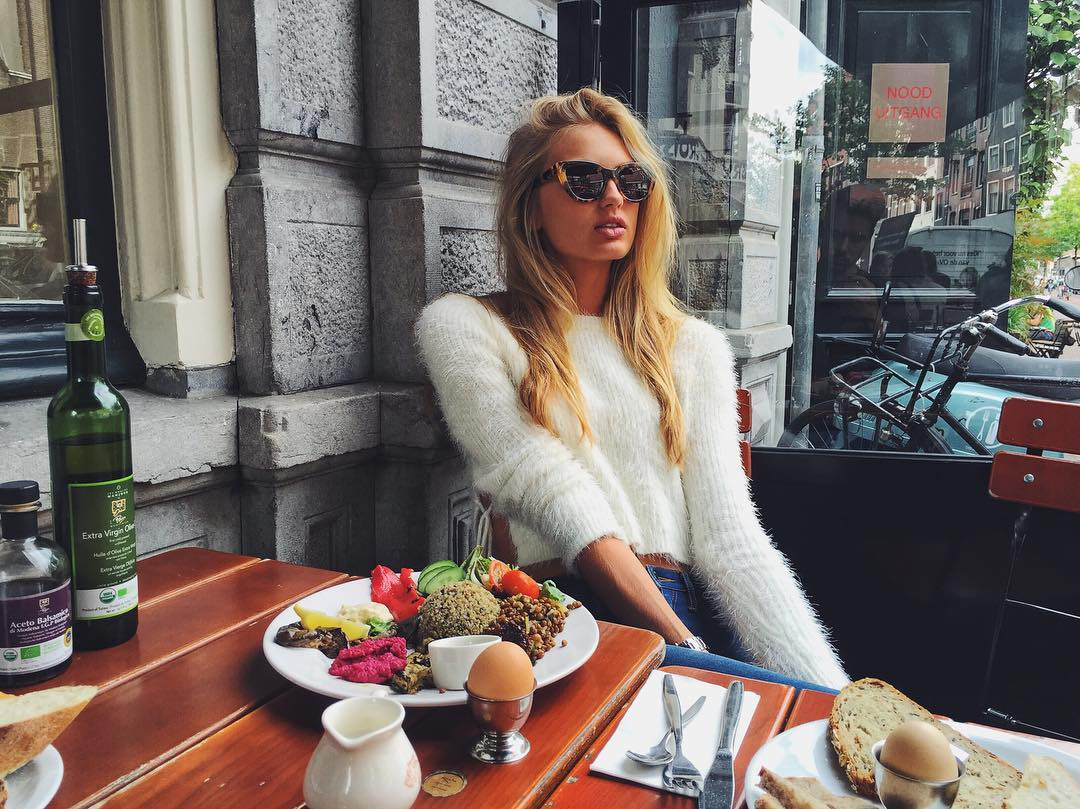 Người mẫu Hà Lan Romee Strijd ăn sáng bằng một tô yến mạch ăn kèm các loại hạt và quả mọng. Thực đơn giàu protein này giúp Romee có đủ năng lượng cho những hoạt động tiếp theo trong ngày.