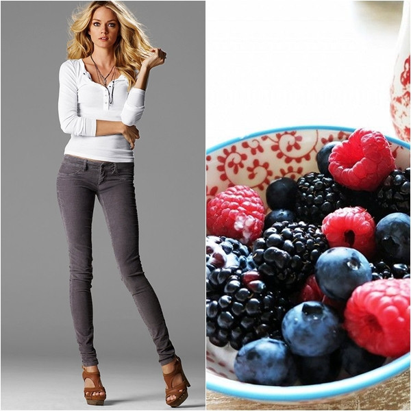 Thiên thần Victora's Secret Lindsey Ellingson thưởng thức một ly trà detox cùng với một bát sữa chua Hy Lạp ăn kèm quả mọng và mật ong cho bữa sáng.