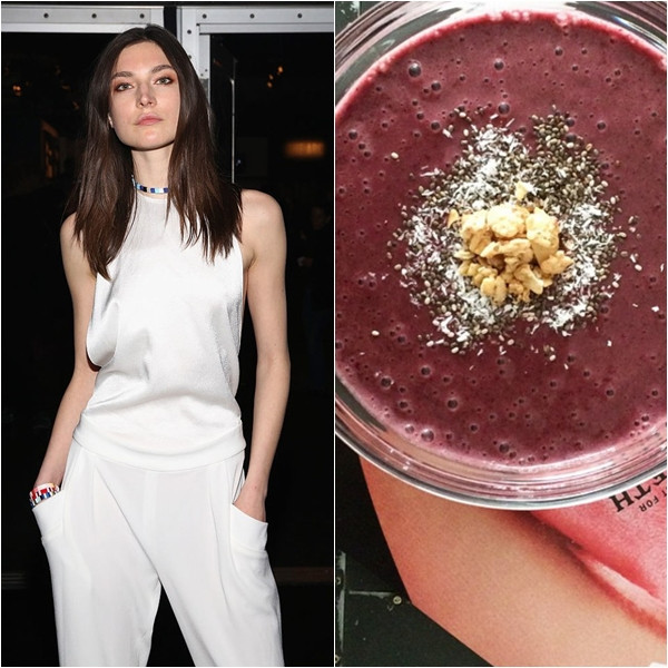 Jacquelyn Jablonski thường dùng bữa sáng bằng quả mọng xay với bột protein và thêm một chút sữa tách béo. Sinh tố giàu protein là bữa sáng lành mạnh được nhiều chân dài yêu thích vì chế biến đơn giản lại có lợi cho sức khỏe.