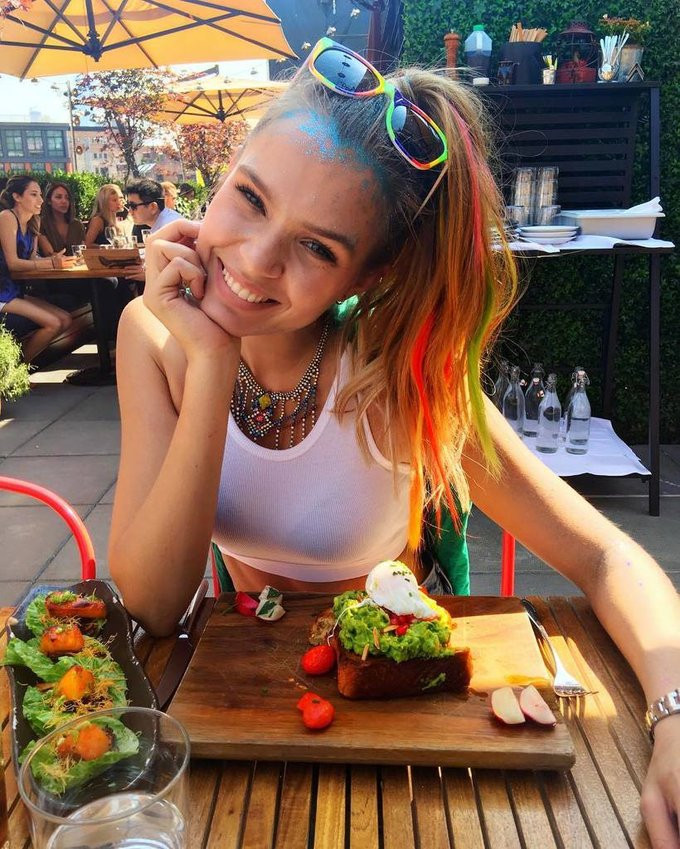 Thiên thần nội y Josephine Skriver chia sẻ: "Tôi thích mọi thứ liên quan đến trứng và rau xanh vào bữa sáng. Chúng có thể chế biến đủ kiểu lại rất bổ dưỡng".