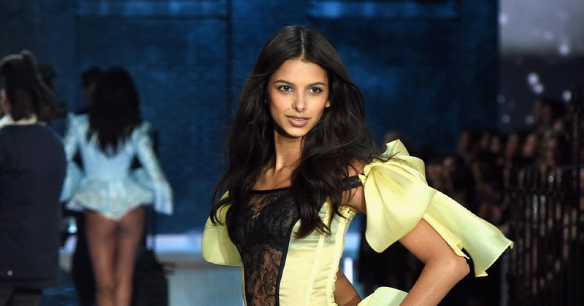 Bữa sáng của Bruna Lírio là một bát trái cây tươi, trứng chiên và một nắm ngũ cốc. Sau đó, cô sẽ uống thêm một ly sinh tố rau xanh nữa để hoàn thiện bữa sáng của mình.