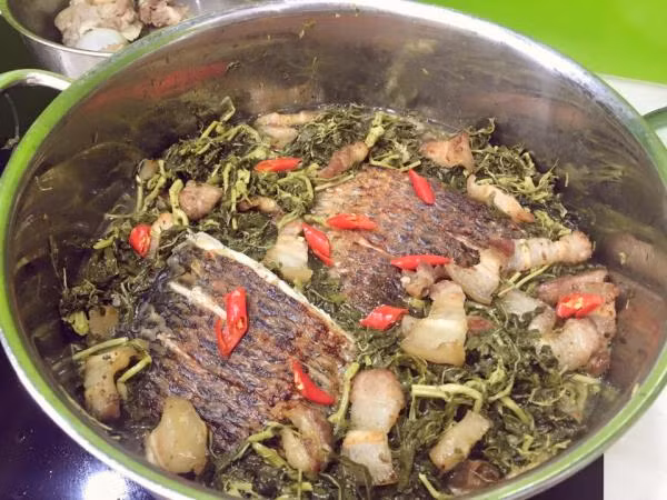 Rau sắn muối: Búp sắn non được ngâm nước cho bớt nhựa rồi vò nát, trộn thêm chút muối rồi đem bỏ vào vại ủ chua khoảng 4-5 ngày. Rau sắn muối được ăn kèm với các món khác, đem xào hoặc nấu cá đều rất ngon. Ảnh: Tintuc.vn.