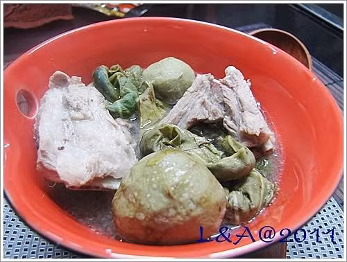 Búp khoai kho là món ăn truyền thống ở huyện Thanh Thủy – Phú Thọ, một món ăn dân dã và cũng rất thú vị. Búp khoai ở đây không phải là búp khoai lang, mà là búp của các giống khoai có dọc (có nơi còn gọi là bẹ hoặc đài khoai) như khoai trứng, khoai riềng, khoai lủi, khoai đốm. Ảnh: Internet.