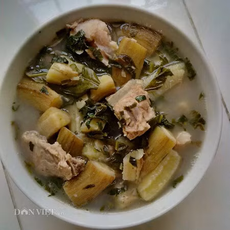 Xáo chuối Lâm Thao: Ở Lâm Thao, món xáo chuối được ưa chuộng ở nhiều làng quê, nhưng có lẽ món ăn này nổi tiếng nhất vẫn là khu Vĩnh Tề thuộc xã Cao Xá. Món xáo chuối được làm từ các nguyên liệu: Chuối, xương, tương, riềng, tiết lợn và các gia vị khác như: hạt tiêu, bột ngọt… Ảnh: Dân Việt.