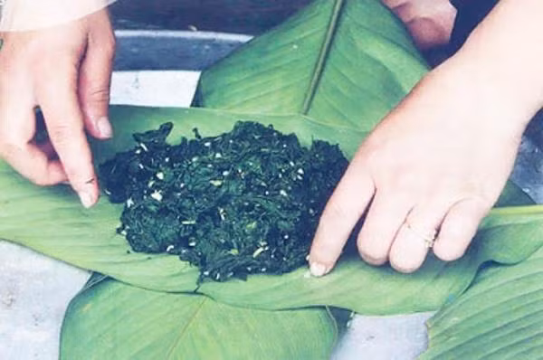 Rêu đá Tân Sơn: Hầu hết các xã Đồng Sơn, Thu Cúc thuộc huyện Tân Sơn - Phú Thọ đều coi rêu đá như một món rau sạch đặc biệt của vùng cao. Người miền xuôi lên đây, phải được đồng bào quý lắm mới có dịp thưởng thức món ăn độc lạ này. Ảnh: Internet.