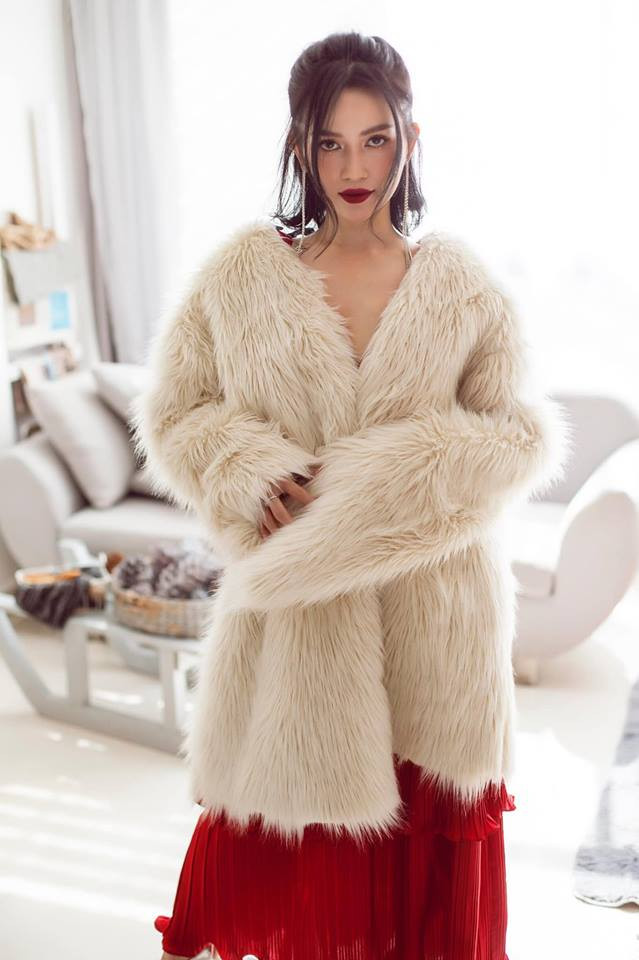 Kết hợp cùng các kiểu váy gợi cảm, Sĩ Thanh còn chọn thêm các kiểu áo khoác lông để tạo điểm nhấn.