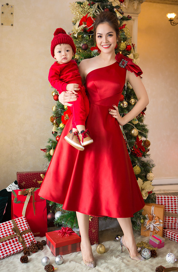 Dương Cẩm Lynh và con trai cùng diện đồ đỏ nổi bật đón Giáng sinh.