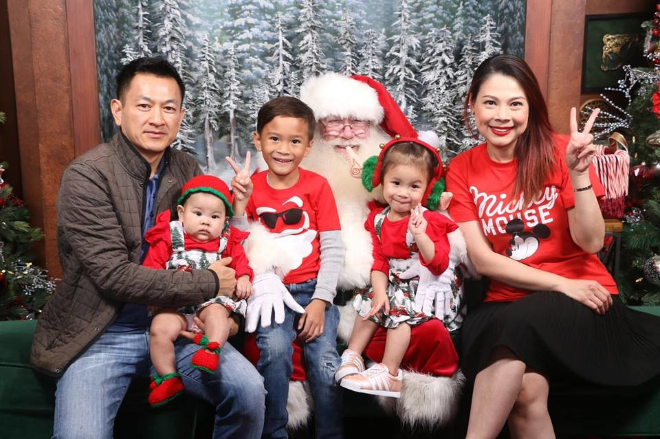 Gia đình ca sĩ Thanh Thảo cũng chọn áo phông đỏ đơn giản để đi chơi Noel. Ảnh: Intenet, FBNV.