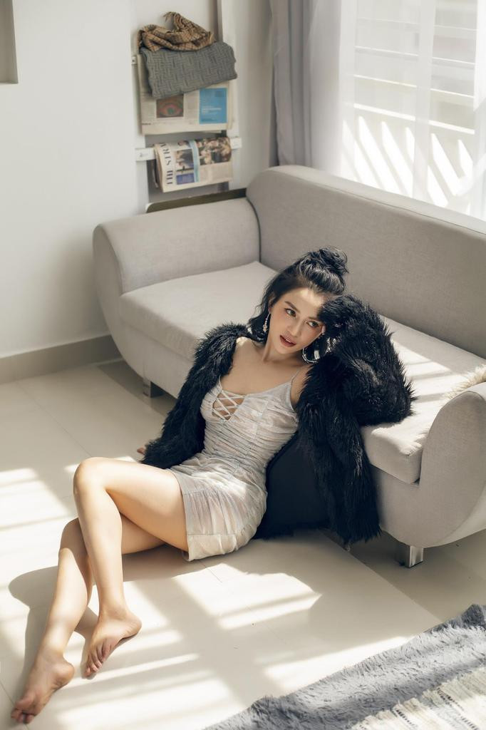 Những cô gái yêu thích vẻ gợi cảm, hiện đại, có thể học theo cách phối trang phục của Sĩ Thanh để trở nên lộng lẫy trong những buổi tiệc cuối năm và đêm Noel.