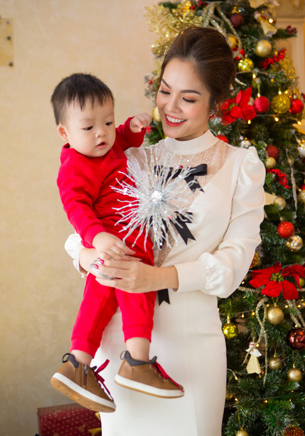 Ngoài tông màu đỏ, cô cũng chọn một chiếc váy trắng thanh lịch và quý phái.