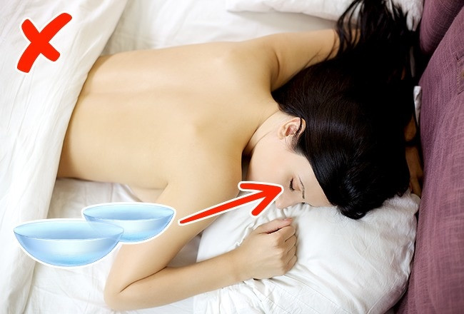 Quên tháo kính áp tròng khi ngủ: Giác mạc nhận được oxy từ không khí khi chúng ta tỉnh táo và nó nhận được hơi ẩm từ nước mắt khi chúng ta đang ngủ. Nhưng khi bạn đeo kính áp tròng suốt 24 giờ, giác mạc không nhận được các yếu tố cần thiết, vì vậy nó trở nên yếu hơn. Ảnh: BS. 