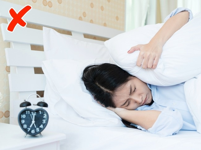 Không ngủ đủ: Nếu mắt bạn không có đủ thời gian nghỉ ngơi, bạn có thể mắc những triệu chứng như tầm nhìn không tập trung, vòng tròn tối và các tật thần kinh.