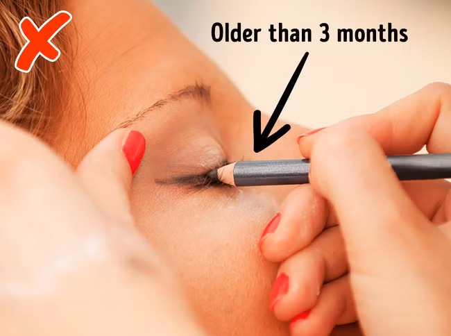 Sử dụng sản phẩm trang điểm mắt quá lâu: Các bác sĩ mắt khuyên bạn nên vứt sản phẩm trang điểm mắt sau khi đã sử dụng trong hơn 3 tháng. Lý do rất đơn giản: các sản phẩm dùng lâu tích tụ vi khuẩn có thể gây nhiễm trùng thị lực.