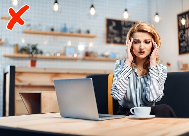 Làm việc trong điều kiện căng thẳng: Nếu bạn bị đau hoặc khó chịu trong mắt khi làm việc với máy tính, có thể không phải do màn hình. Các nhà khoa học tin rằng những triệu chứng này là phổ biến trong số những người làm việc trong điều kiện căng thẳng.