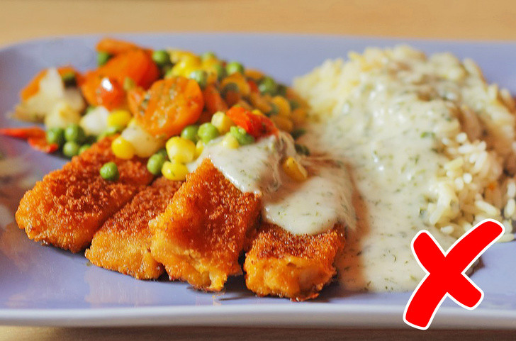 Cá tẩm bột cũng là thực phẩm đông lạnh không nên ăn bởi chúng được sản xuất hàng loạt chứa nhiều dầu cọ, muối và đường.