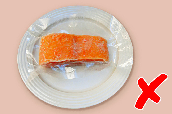 Thực phẩm bị cháy trong tủ lạnh không an toàn: Nếu bạn thấy thực phẩm đông lạnh bị cháy thì bạn hãy quăng nó vào thùng rác. Vết cháy chính là dấu hiệu của thực phẩm không được bảo quản đúng cách. Điều này khiến thực phẩm mất đi hương vị, giá trị dinh dưỡng.