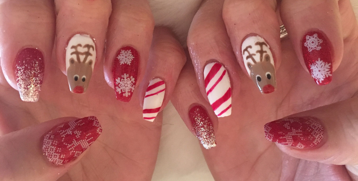 Giáng sinh đang cận kề, các bạn gái đừng chỉ chăm chăm làm tóc, trang điểm và diện đồ xinh mà hãy chăm sóc cả đôi tay ngọc ngà của mình. Những mẫu nail Giáng sinh đẹp lunh linh, độc đáo và ấn tượng sẽ giúp bạn có bộ móng cực xinh để đi chơi Noel.