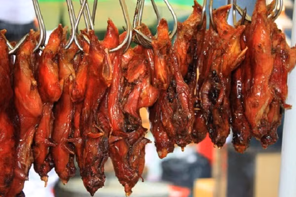 Không chỉ người Việt thích món đặc sản miền Tây này mà những thực khách nước ngoài khi du lịch miền Tây cũng “chết mê, chết mệt” với món chuột đồng quay lu. Nhiều người ăn xong, còn mua cả hộp về làm quà cho người thân. Ảnh: Internet.