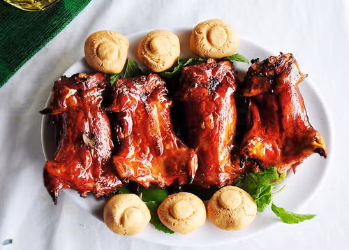 Đi khắp Nam Bộ mùa nước nổi, bạn sẽ thấy nơi đâu cũng bày bán thịt chuột đồng. Ngoài món chuột hun khói vốn đã rất quen thuộc, thì món chuột đồng quay lu không chỉ là món ăn mà còn là nét văn hóa đặc trưng của người dân Nam Bộ và thường chỉ có vào mùa gặt (tháng 9-10 hàng năm).