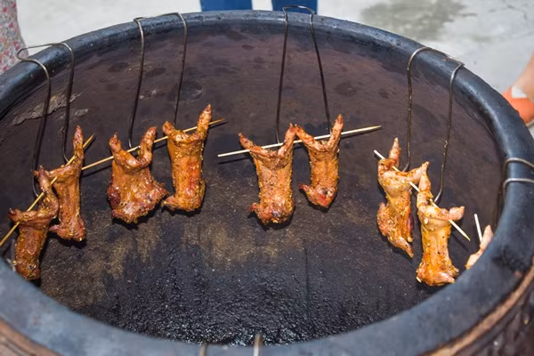 Mỗi chiếc lu chỉ quay một lần từ 15-20 con. Chuột sau khi ướp được xỏ xâu từng 2-3 con một. Than đốt ở đáy lu cho tới khi cháy đượm, không còn ngọn lửa và hết khói mới treo chuột quanh miệng lu, đậy nắp lại.