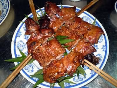 Chuột nướng lu ăn kèm muối tiêu chanh và rau răm, chuối chát, cà chua, dưa leo... Cắn miếng thịt chuột, cảm nhận lớp da giòn tan, thịt thơm và mềm khiến thực khách không nỡ… nuốt.