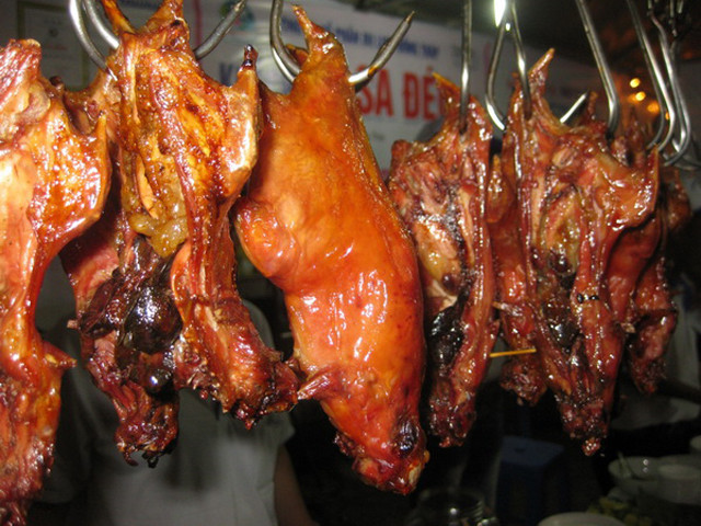 Thực tế chuột đồng rất sạch, bởi chúng chuyên ăn lúa gạo, vì thế không mang nhiều vi khuẩn. Người dân sau mùa gặt dùng bẫy hoặc giăng lưới, đốt rơm hum khói để bắt chuột đồng. Có người sau một ngày lao động, cả nhóm thui luôn chuột giữa đồng rồi ngồi nhậu lai rai. Thịt chuột hun trong rơm rạ thơm mùi nắng, ngon tuyệt.