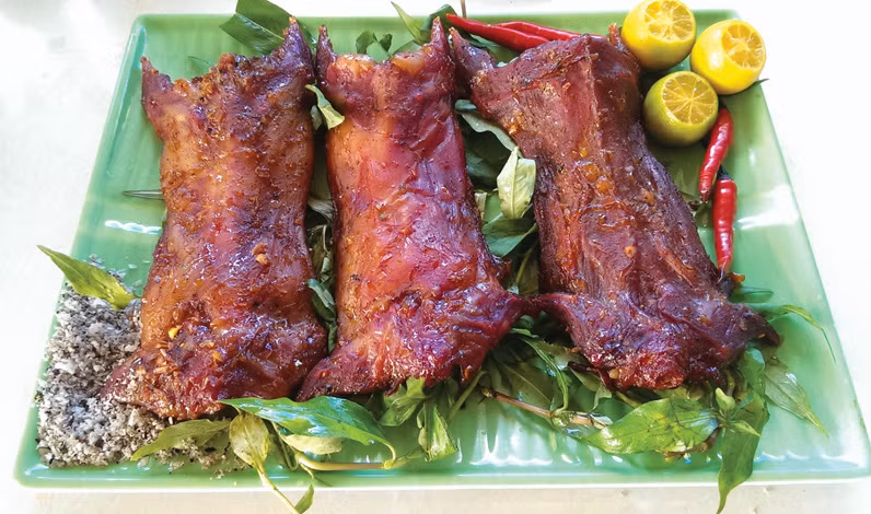 Chuột đồng quay lu có lẽ là ngon hơn cả và nhất định phải là chuột của mùa lúa tháng 9, tháng 10, cũng là mùa nước nổi.