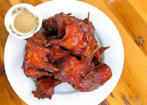 Chuột đồng quay lu vàng óng, bắt mắt với những gia vị được tẩm ướp vừa miệng khiến thực khách phải xuýt xoa với mùi thơm nức hấp dẫn.